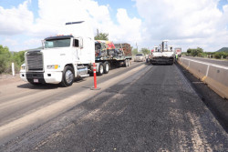 Colocan  nueva carpeta asfáltica en la carretera Benito Juárez