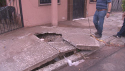 En Infonavit el agua rompe las banquetas y cuartea las casas