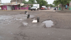 La Avenida Hilario Medina en la colonia Plutarco Elías Calles se encuentra llena de baches