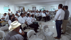 Llevan cursos de capacitación a taxistas