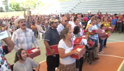 Reciben apoyo adultos mayores y personas discapacitadas