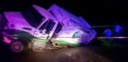 Muere trabajador de PASA al caer camión recolector en socavón