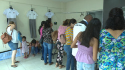 Avanza lento el canje de vales de uniformes y útiles