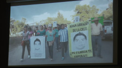 Proyectan documental de Ayotzinapa