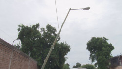 Poste ladeado por la calle  Puerto Manzanillo