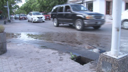 Hoyo peligroso en banqueta del centro de Culiacán