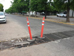 Alcantarilla con rejillas sueltas por el Félix Castro