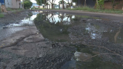 Desborde de aguas negras en calle Villa de San Miguel de Culiacán