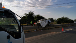 Choque de frente entre camioneta y "trailer" deja un muerto