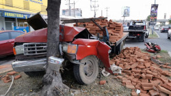 Pierde el control y choca camión cargado de ladrillos