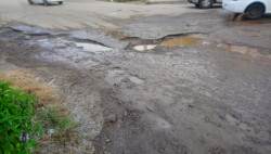 Fuga de agua y hoyos sobre la Francisco I. Madero
