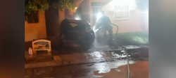 Incendio de carros de manera simultánea moviliza a cuerpo de bomberos