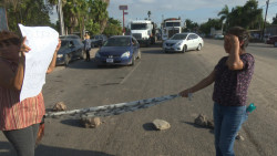 Vecino de el Teroque bloquean carretera Mochis El Fuerte