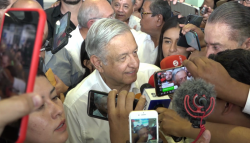 Dirigente pesquero aborda a AMLO en aeropuerto