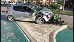 Automóvil arrolla bicicletas del Malecón