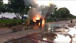 Se incendia vehículo al chocar contra señal vial, el saldo una joven lesionada