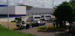 Vuelca  camioneta,  dos mujeres y un bebé resultaron con lesiones leves
