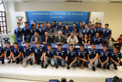 Entrega rector de la UAS uniformes a equipo de futbol de Tercera División