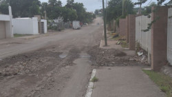 Tierra y piedras en medio de la calle Liberalismo