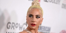 Tremenda caída sufre Lady Gag junto con admirador en un concierto en Las Vegas
