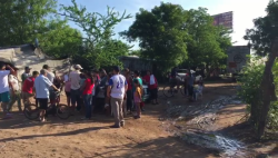 Trailer se mete a invasión y derriba cables de luz y toma de agua
