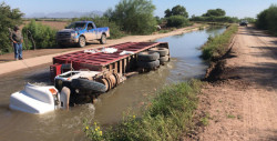 Cae tráiler cargado de fertilizante a canal