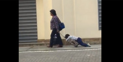 VIDEO: Captan a mujer arrastrando a su hijo para llevarlo a la escuela