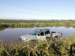 Cae camioneta a canal cerca de Los Mochis
