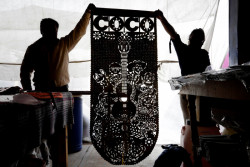 El papel picado, una colorida tradición mexicana para festejos de Muertos