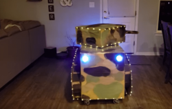 Se disfraza de tanque de guerra para Halloween
