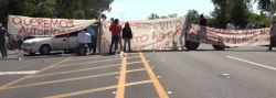 Trabajadores del campo se manifiestan y bloquean acceso al Aeropuerto de Mazatlán.
