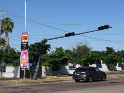 Ladeada la base de un semáforo
