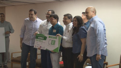 Entregan cheques a 20 ganadores de Proyectos de Emprendimiento a la Innovación