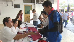 Entrega la dirección de educación becas a estudiantes