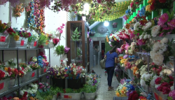 Flores de plástico, muy vendidas por Día de Muertos