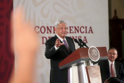 AMLO se enfrenta a los medios de comunicación, les pide no especular