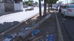 Sigue tirado un poste en pleno camellón