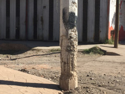 Poste de luz muy dañado en los Laureles Pinos