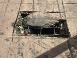 Registro dañado en pleno centro de la ciudad