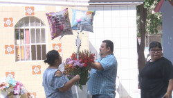 Les llevan flores,  veladoras y coronas