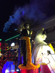 Se "apodera" la catrina del Centro Histórico en Callejoneada