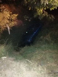 Cae vehículo al canal de la colonia Insurgentes