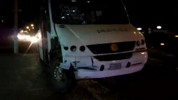 Por imprudencia autobús ocasiona accidente