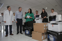 Quirino supervisa mercado y entrega equipo en Hospital de Eldorado