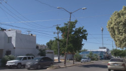Sigue poste de luz dañado en Villas del Río