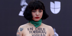 Mon Laferte protesta en topless en Latin Grammy 2019