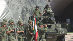 Inauguran la exposición militar la Gran Fuerza de México en la explanada de Palacio de Gobierno