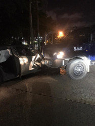 Menor choca vehículo de la policía, es retenido y le encuentran una pistola
