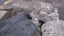 Banqueta destruida por el  Leyva Solano