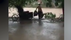 Sorprenden a hombre tirando TV a un arroyo